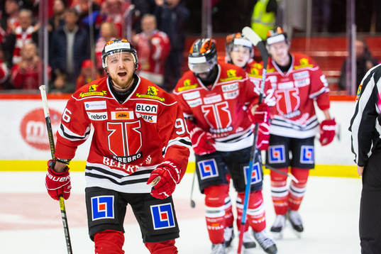 Örebros Robin Kovacs jublar