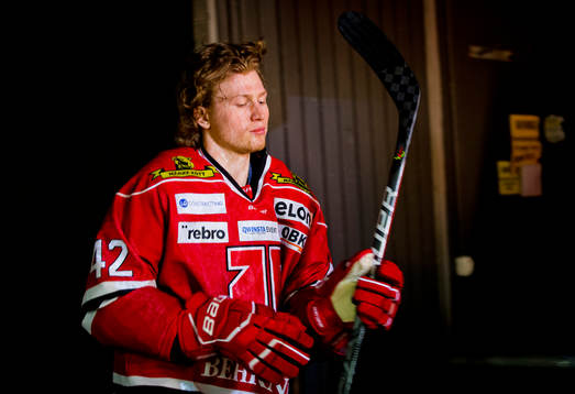 Örebros Robin Salo på väg ut till ishockeymatchen i SHL