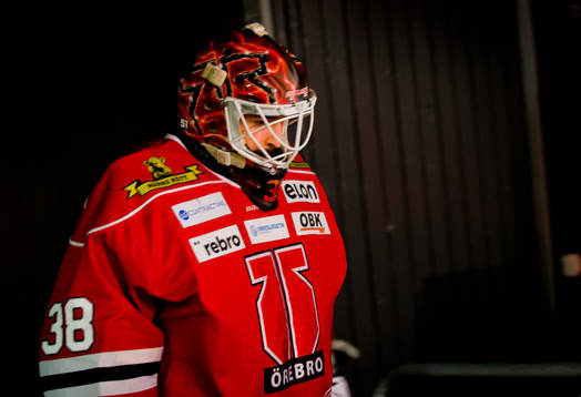 Örebros målvakt Dominik Furch på väg ut till