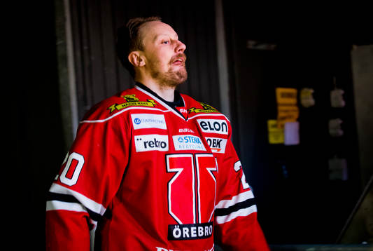 Örebros Marcus Weinstock på väg ut till ishockeymatchen