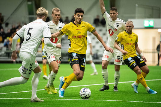 Elfsborgs Deniz Hümmet mot Odds Birk Risa och Steffen Hagen