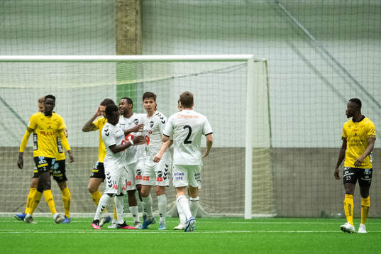 Odds Torgeir Børven jublar med lagkamrater