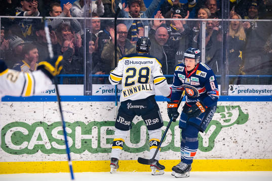 s Johannes Kinnvall jublar framför supportar