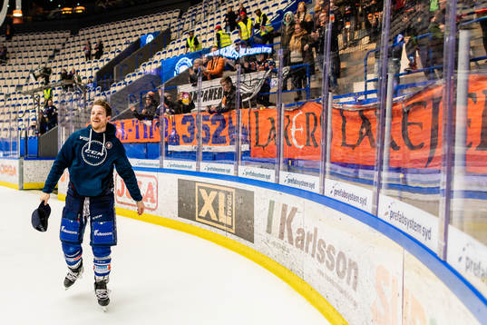 Växjös Erik Josefsson jublar framför fansen
