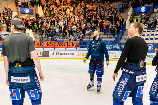 Växjös Daniel Rahimi jublar framför fansen