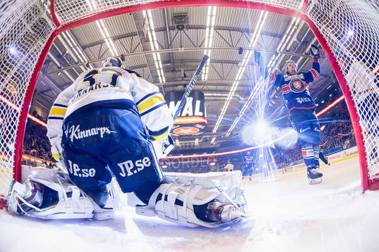 Växjös Brendan Shinnimin jublar