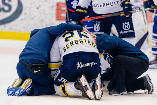 s Alexander Bergström får vård på isen