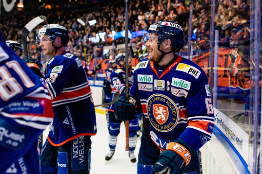 Växjös Erik Josefsson jublar