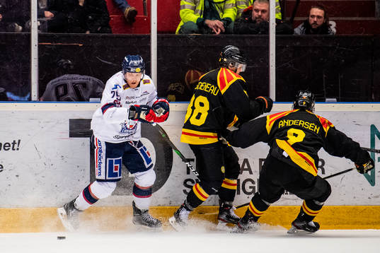 Linköpings Patrik Lundh mot Brynäs Jaedon Descheneau och