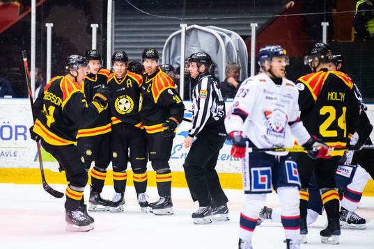 Brynäs spelare jublar