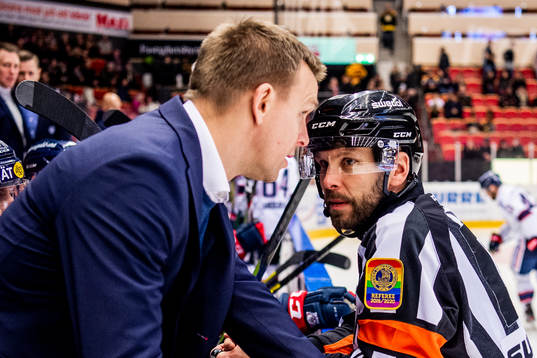 Linköpings tränare Bert Robertsson samtalar med Domare