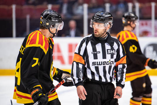 Brynäs Nicklas Danielsson och domare Marcus Linde