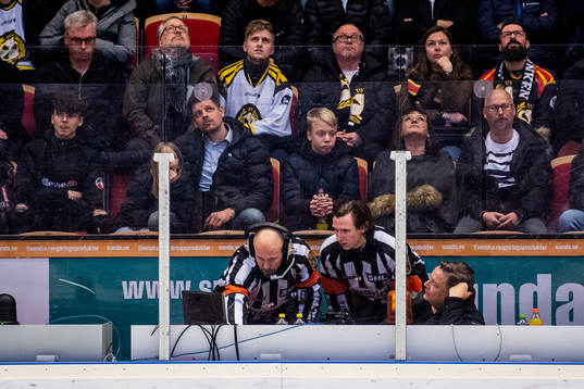 Domare Marcus Linde och Domare Ulf Rönnmark videogranskar