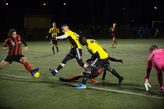 IFK Hässleholms Mike Andrew gör förarbetet och Mohammed