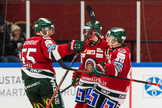 David Printz jublar med målskytten till 2-0 Joel Mustonen