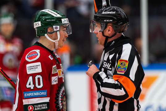 Frölundas Joel Mustonen diskuterar med domare Mikael Holm