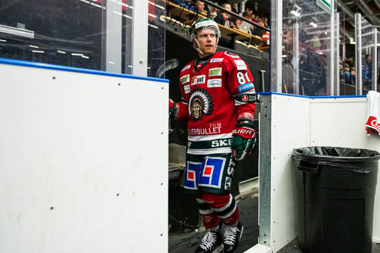 Frölundas Ryan Lasch lämnar isen i andra periodpausen