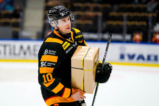 Skellefteås Joakim Lindström får present