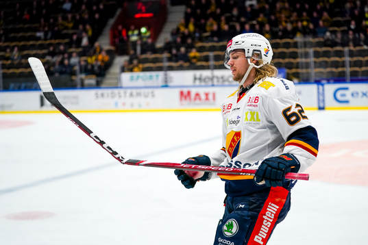 Djurgårdens Manuel Ågren med avbruten klubba