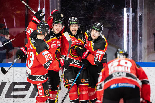 Luleås Petter Emanuelsson jublar med lagkamrater