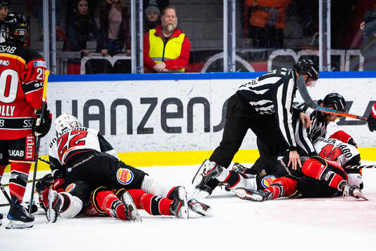 Gruff mellan Malmö Redhawks Jesper Jensen Aabo och Luleås