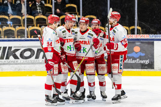 Timrås Filip Westerlund jublar med lagkamrater