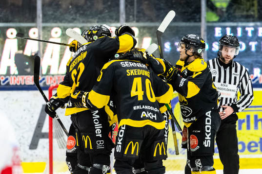 Västerås Isac Skedung jublar med lagkamrater