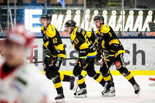 Västerås Isak Skedung jublar med Simon Åkerström,