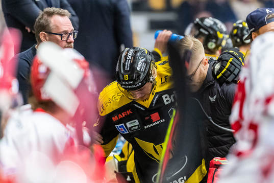 Västerås David Rundqvist har ont och får hjälp