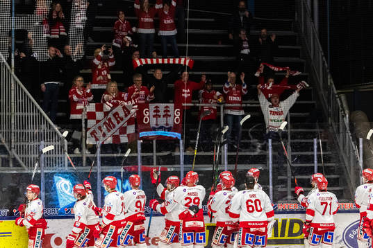 Timrås spelare jublar