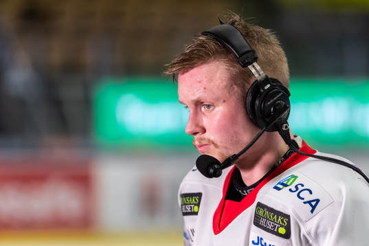 Timrås Jens Lööke blir intervjuad