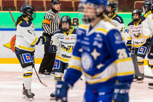 s Sanni Hakala jublar med Sidney Morin jublar