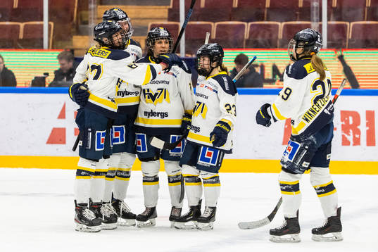 s Michelle Löwenhielm jublar med lagkamrater