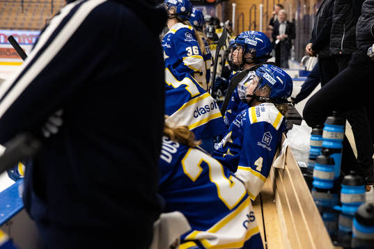 Leksands Wilma Johansson deppar i båset