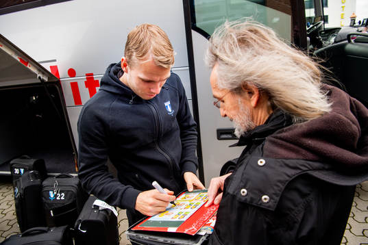 Oscar Lewicki of Malmö FF signs autographs as he  arrives