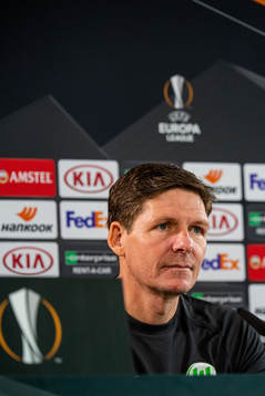 Head coach Oliver Glaser of Wolfsburg