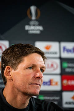 Head coach Oliver Glaser of Wolfsburg