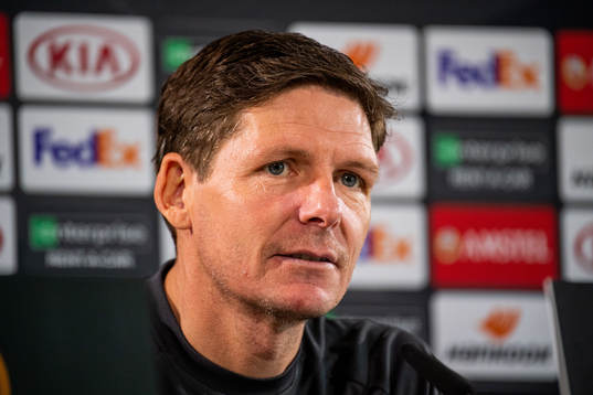 Head coach Oliver Glaser of Wolfsburg