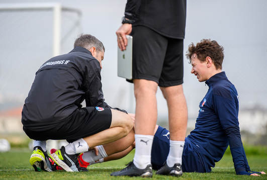 Alex Timossi Andersson har ont i knäet