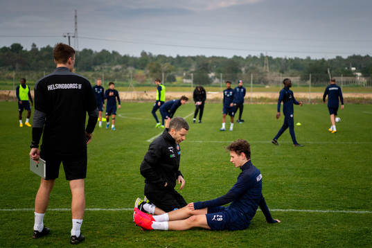 Alex Timossi Andersson har ont i sitt knä