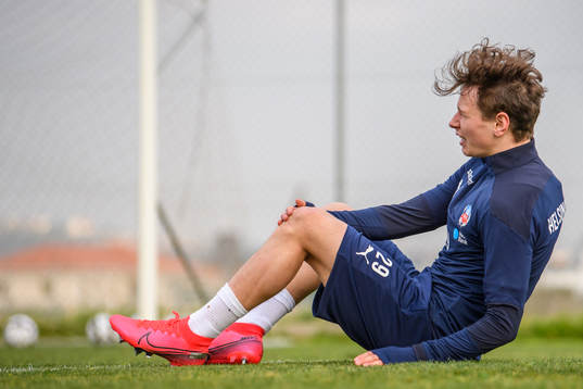 Alex Timossi Andersson har ont i knäet