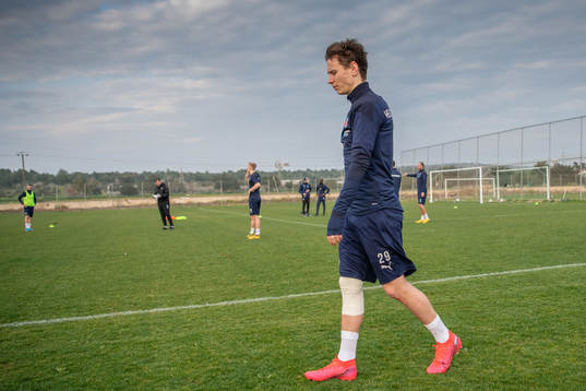 Alex Timossi Andersson med lindat knä