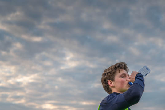 Max Svensson dricker vatten