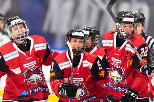 Malmö Redhawks Lovisa Mann jublar