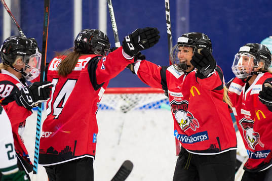 Malmö Redhawks Julie Jensen och Jessica Campbell jublar