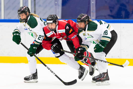 Malmö Redhawks  Malene Clarin Frandsen mellan Färjestads