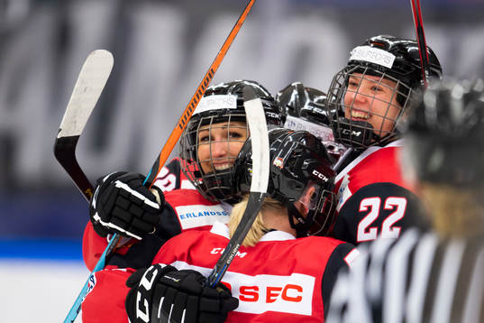 Malmö Redhawks Lovisa Mann jublar