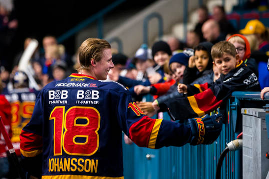 Djurgårdens Simon Johansson hälsar på supportar