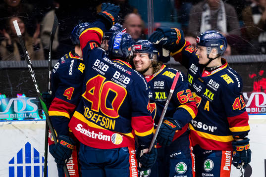 Djurgårdens Manuel Ågren (m) gör 1-0 och jublar med