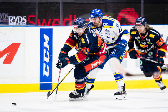 Djurgårdens Jacob Josefson i kamp om pucken med Leksands